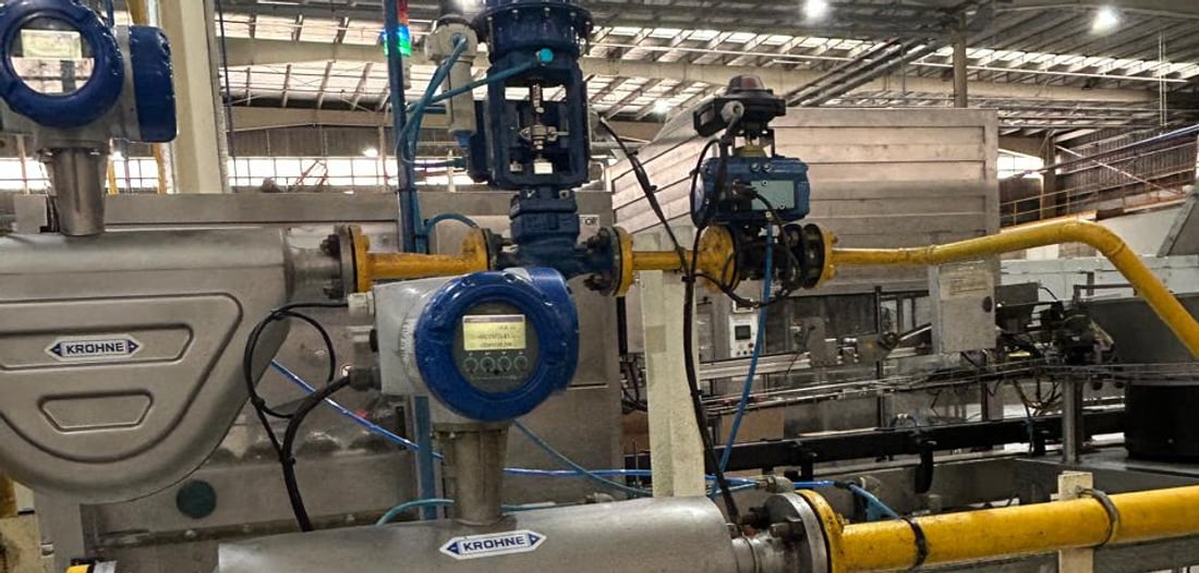 Cañerías de proceso de aceite con caudalímetro y válvulas en planta