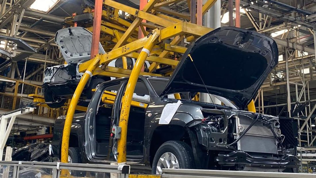 Transportador aéreo de la línea de montaje de Volkswagen con una pick-up suspendida