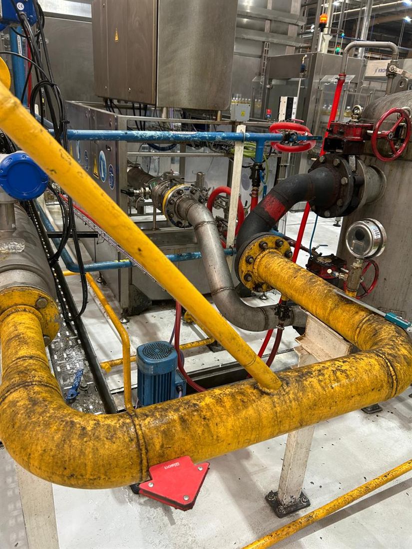 Cañerías de proceso con válvulas e instrumentación en planta