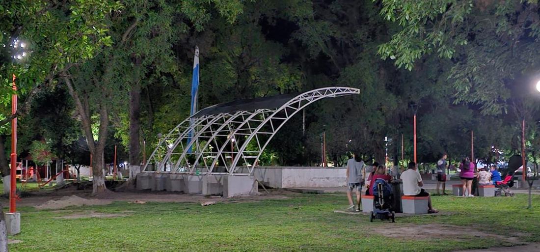 Estructura metálica tubular curva de una cubierta terminada