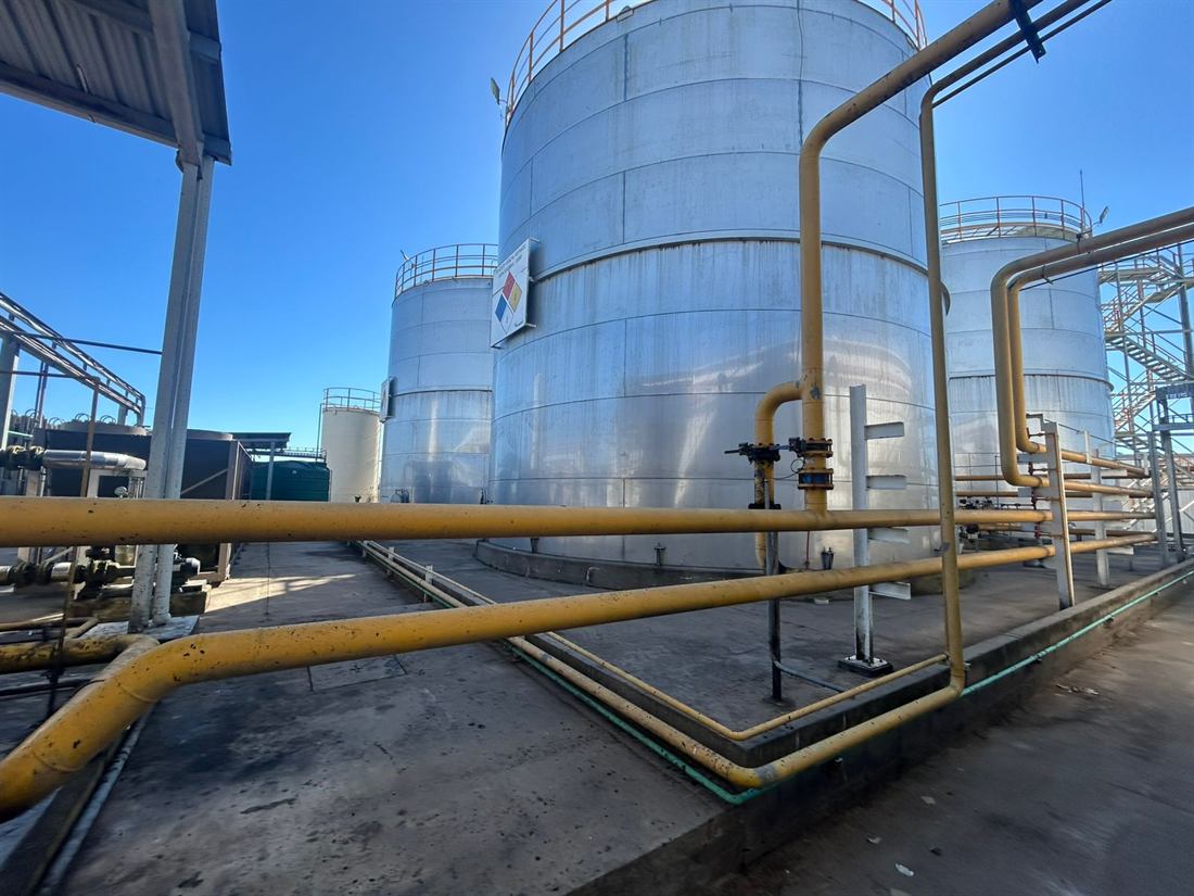 Tanques de almacenamiento y cañerías de proceso en planta