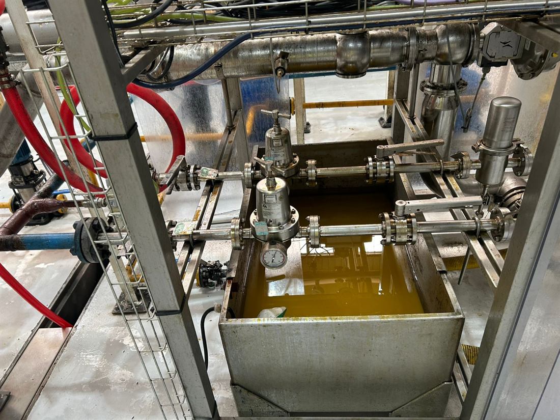 Válvulas y conexiones sanitarias de una línea de proceso en mantenimiento