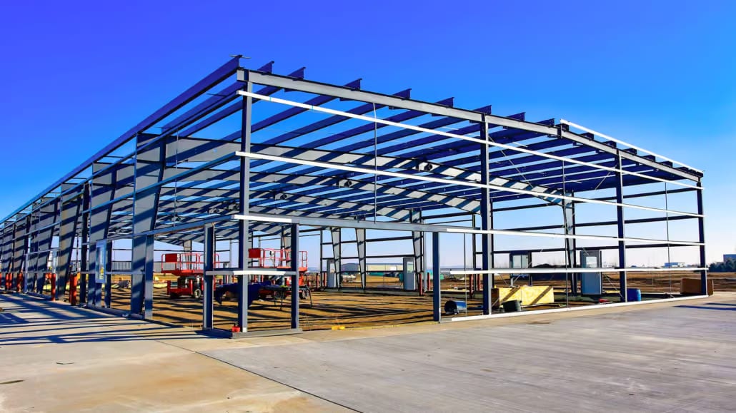 Estructura metálica de una nave industrial montada en obra