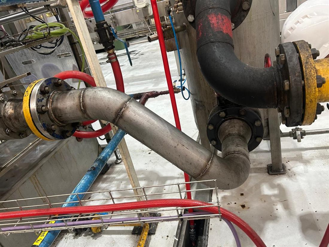 Detalle de cañerías bridadas de una línea de proceso