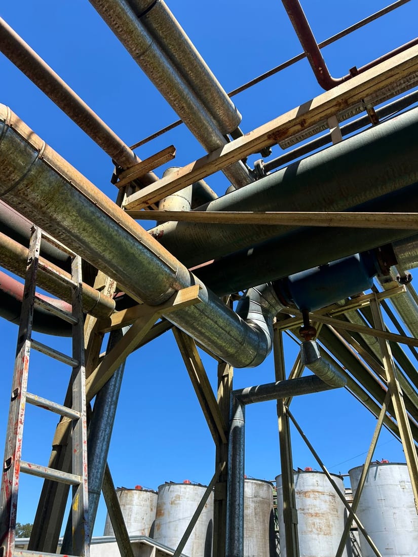 Cañerías aéreas de proceso sobre los silos de la planta