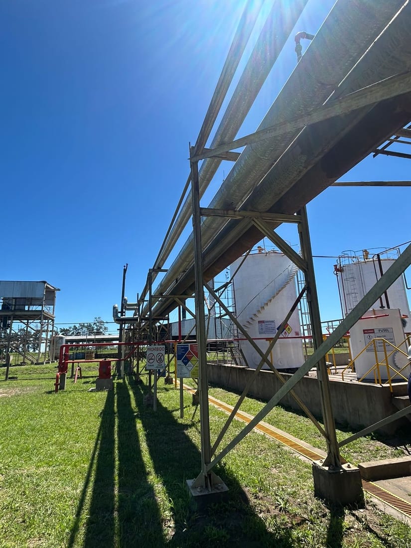 Pipe rack de cañerías de proceso montado junto a tanques de almacenamiento