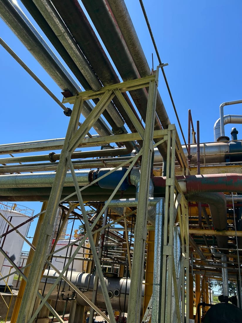 Cañerías de proceso entre columnas y recipientes de la planta