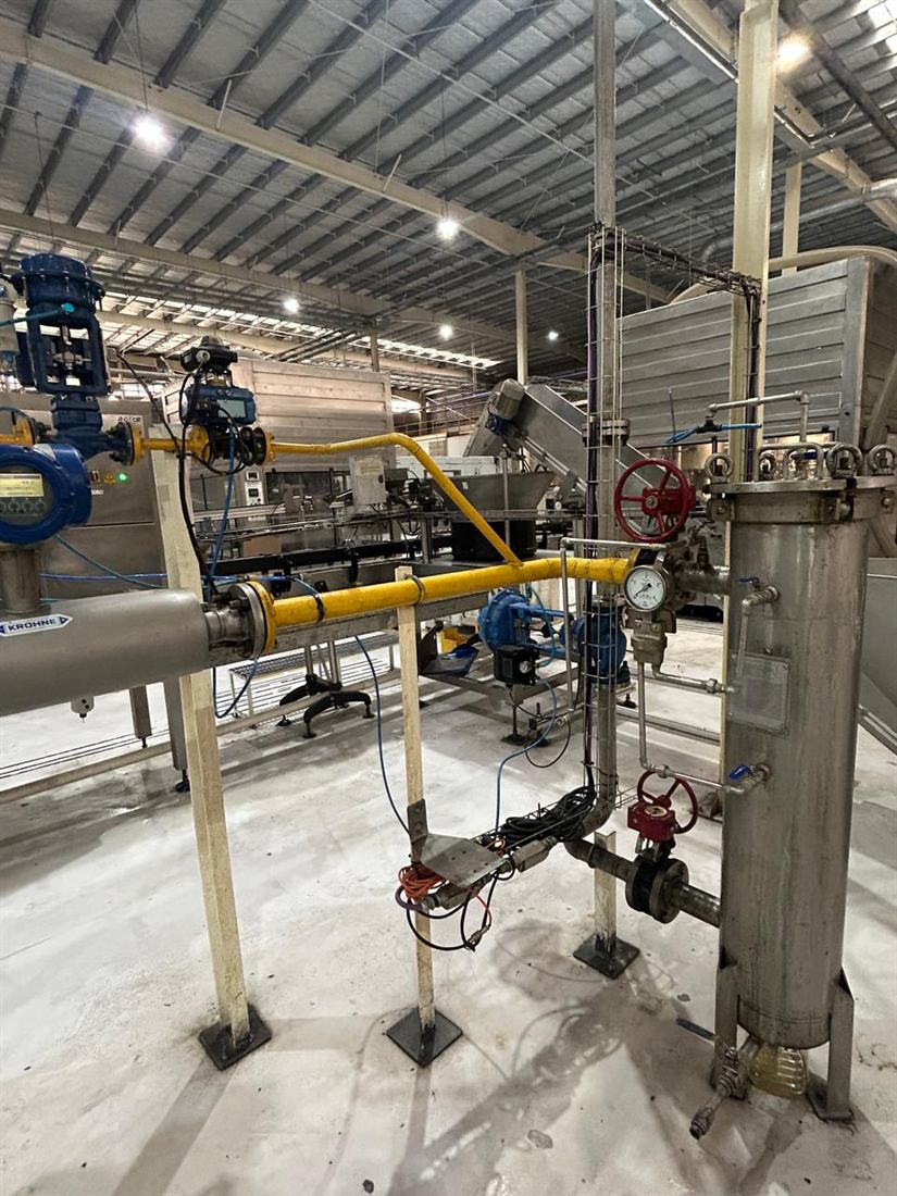 Cañerías de proceso de aceite con caudalímetro y filtro