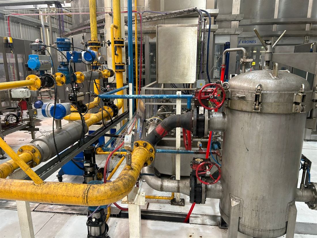 Cañerías y filtros junto a la línea de envasado de aceite vegetal